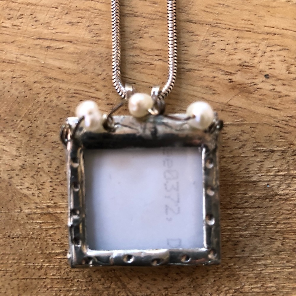 Picture frame pendant in etched silver with 3 little pearls across top - Picture 4 of 11